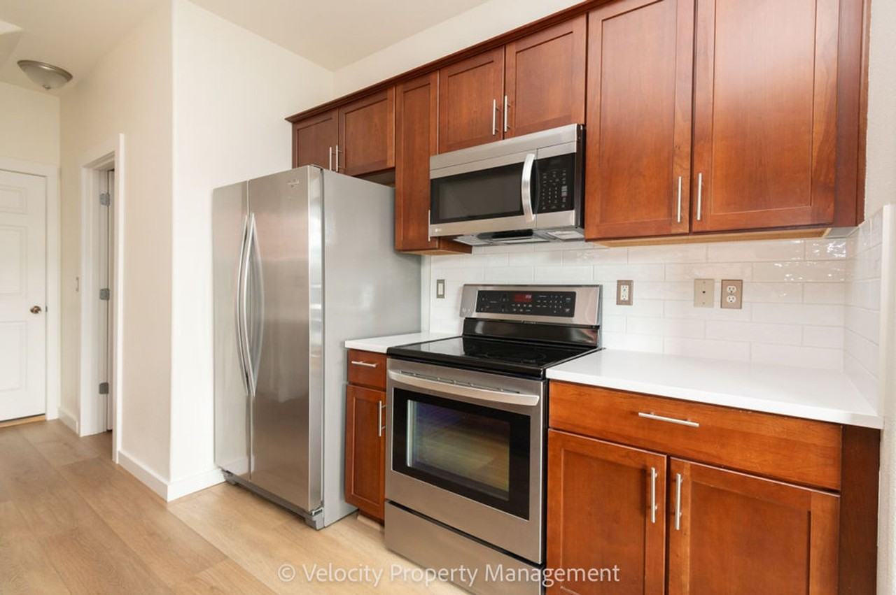 19569 Salmonberry Ct - Photo 7 of 22