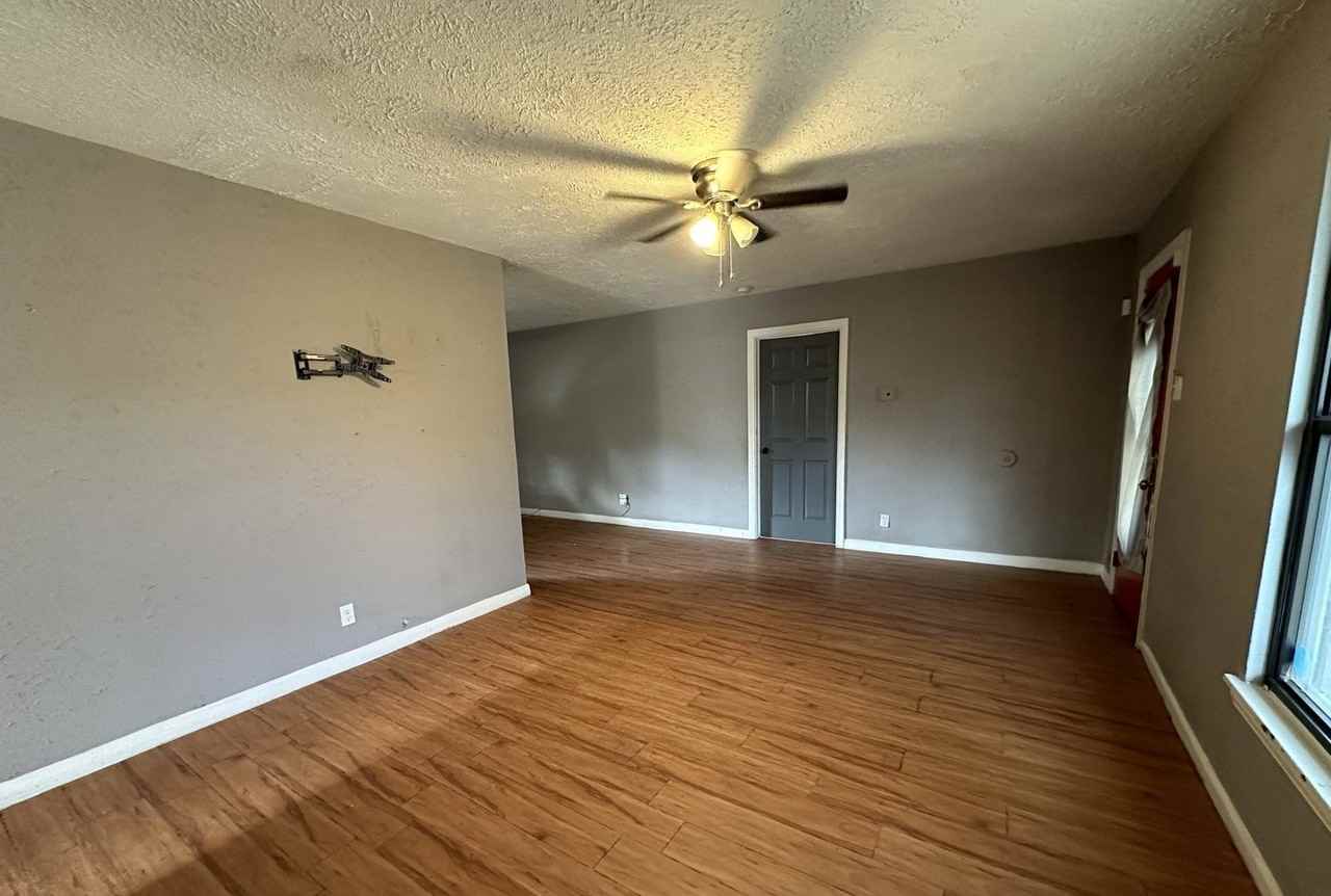 246 Shelburn Dr - Photo 2 of 10