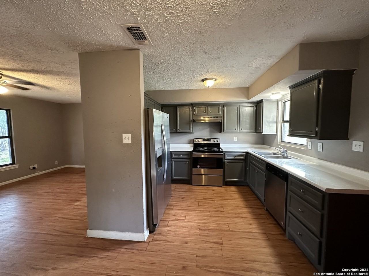 246 Shelburn Dr - Photo 3 of 10