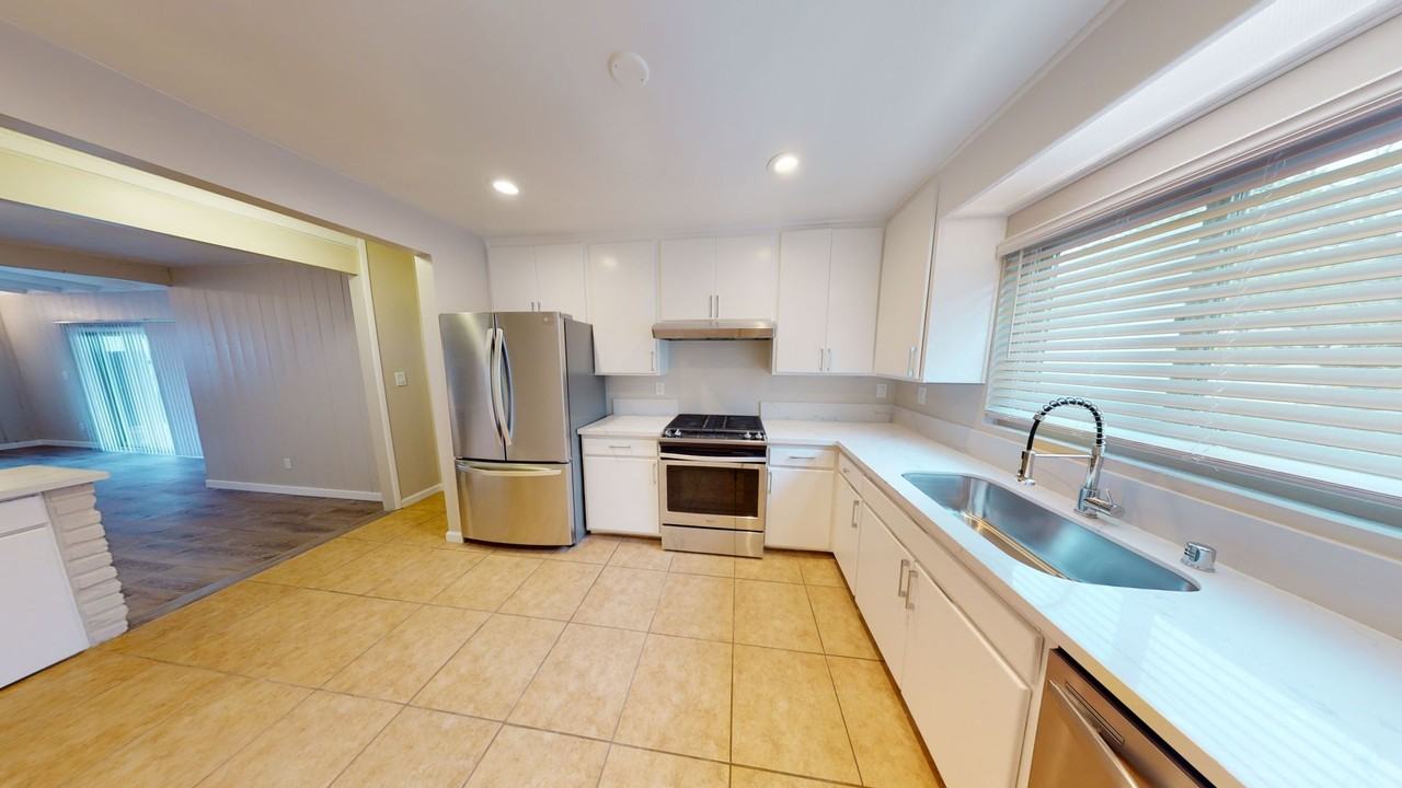 5303 Hewlett Dr - Photo 5 of 17