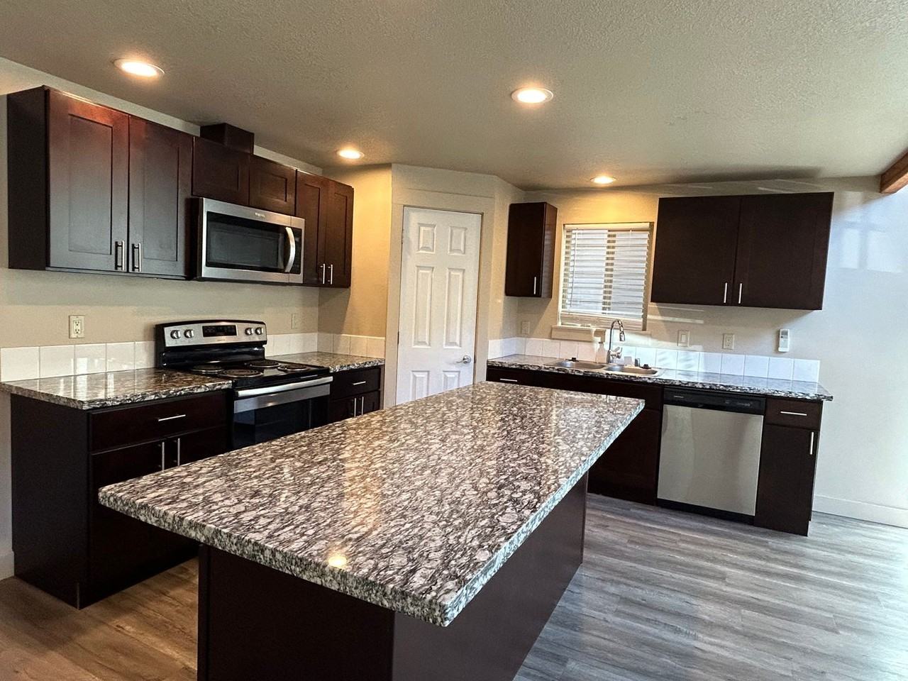 29-31 West Point Dr - Photo 2 of 13