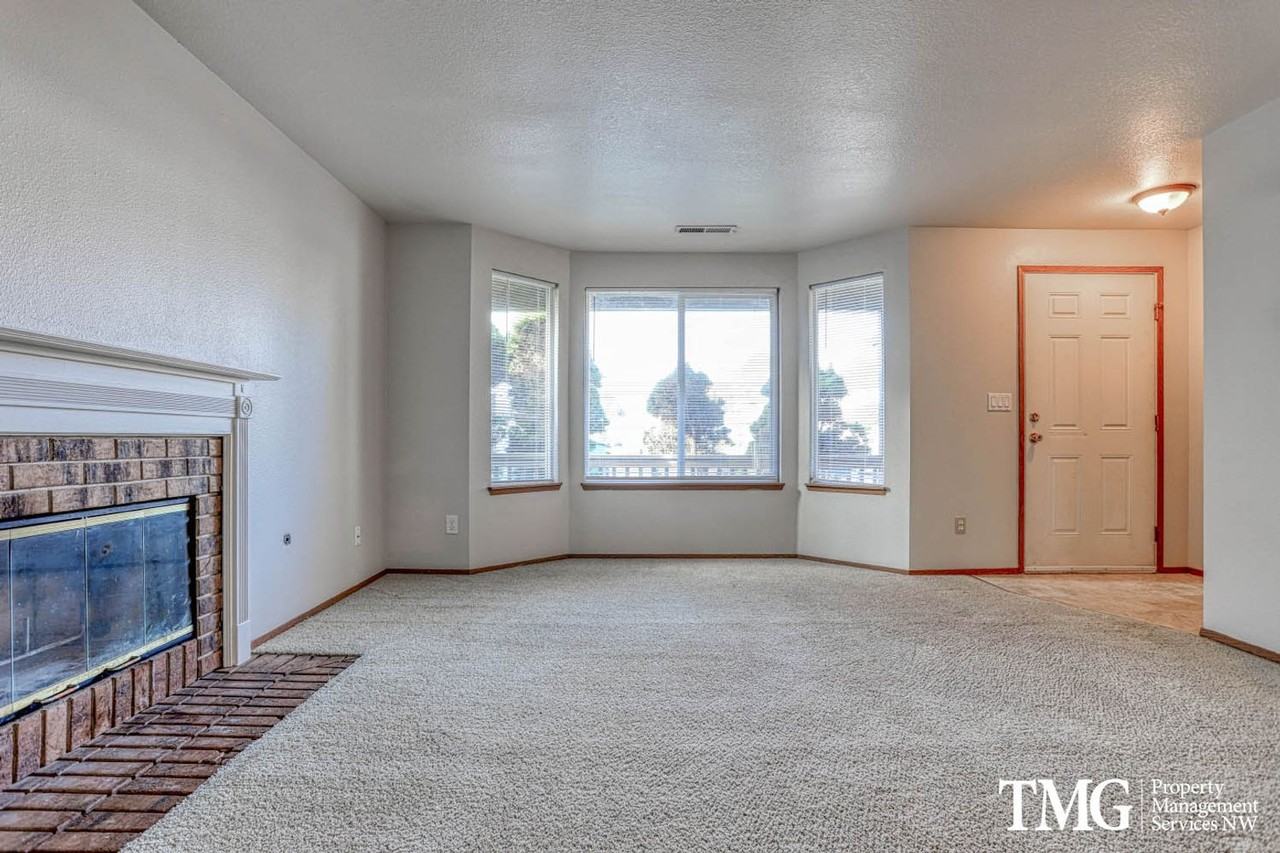 7701 Ne 136th Ave - Photo 2 of 25