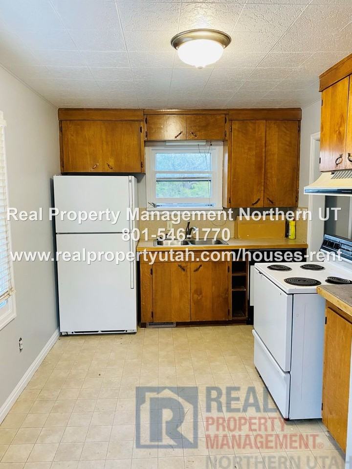 1370 23rd St - Photo 6 of 26