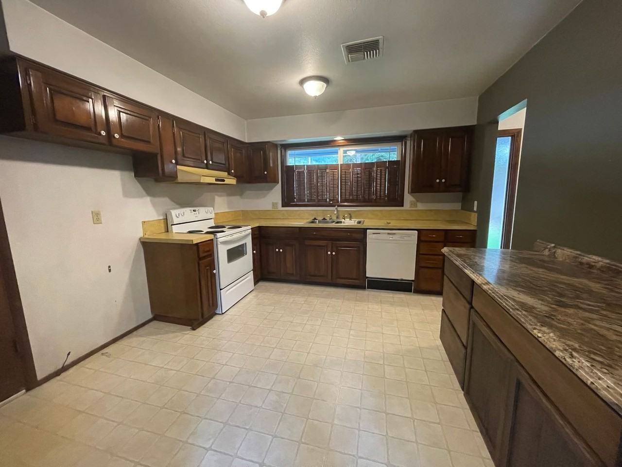 3020 W Shasta Ave - Photo 4 of 20