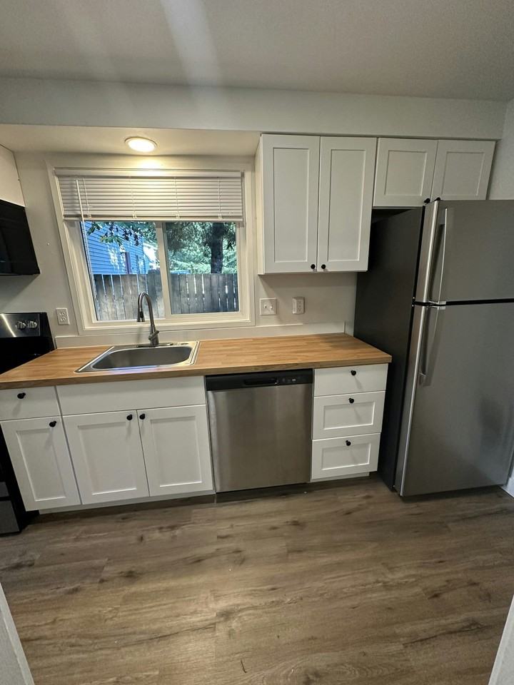 605 Andrew Street, Unit B - Photo 3 of 13