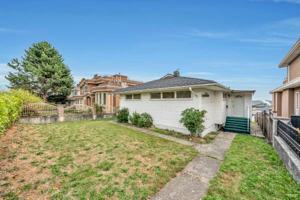 featured image of 2208 Burquitlam Dr #1