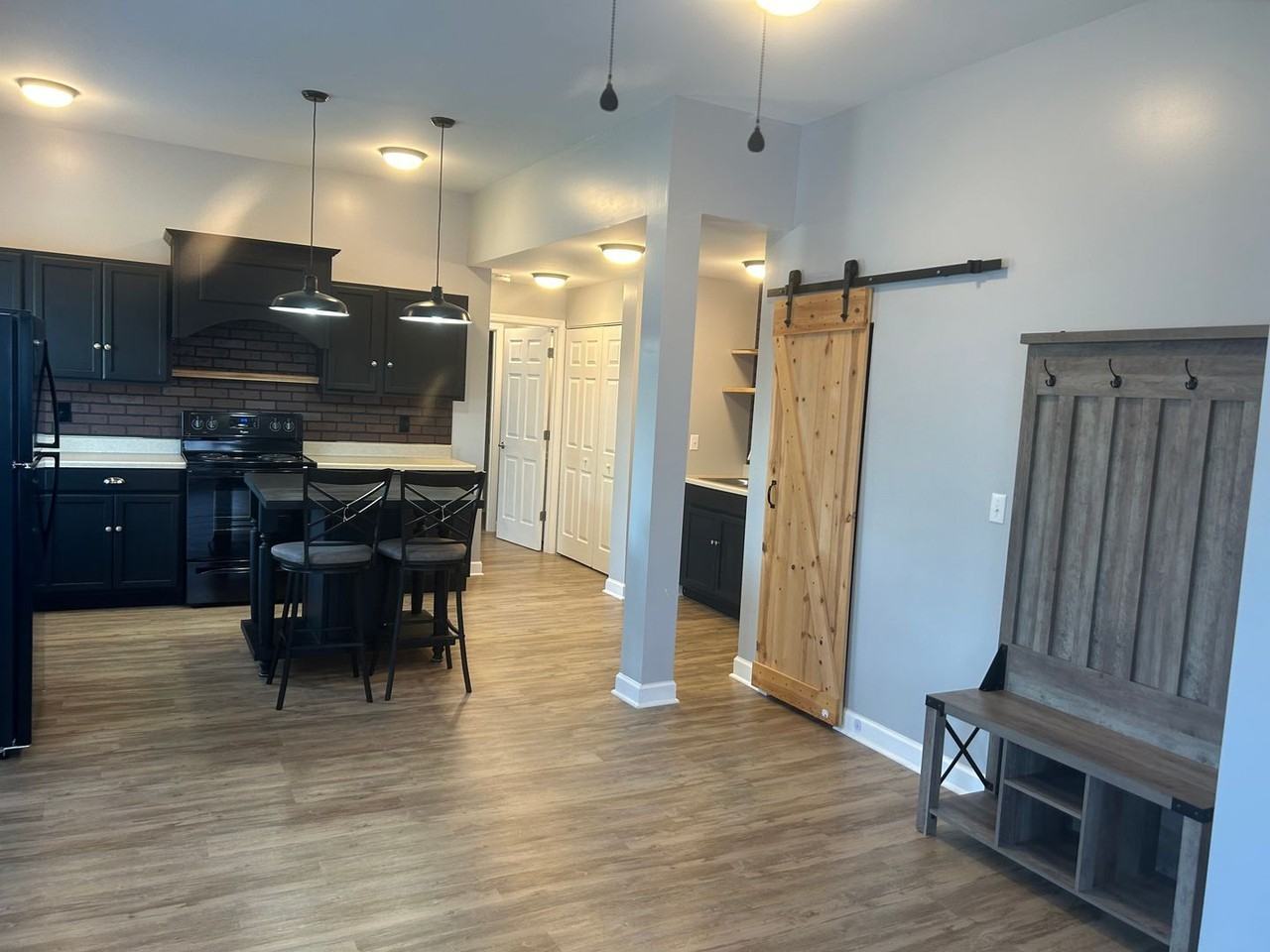 118 Lexington St - Photo 4 of 8