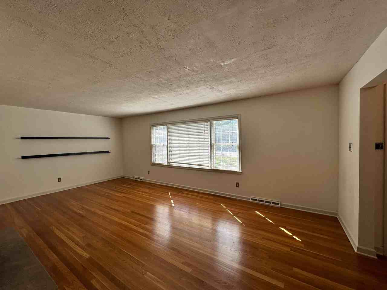 271 Malabu Dr - Photo 2 of 15