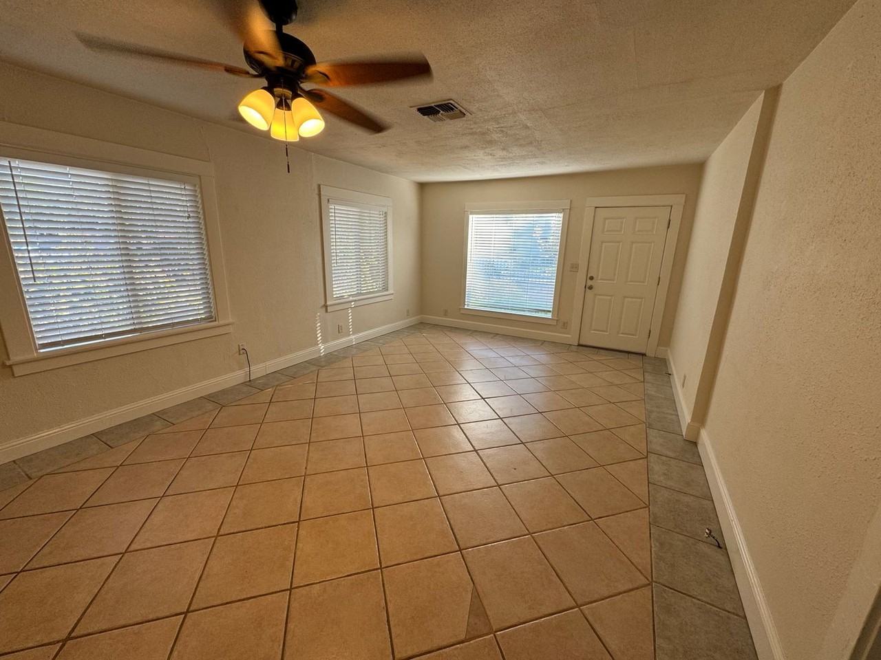 318 C St - Photo 3 of 20