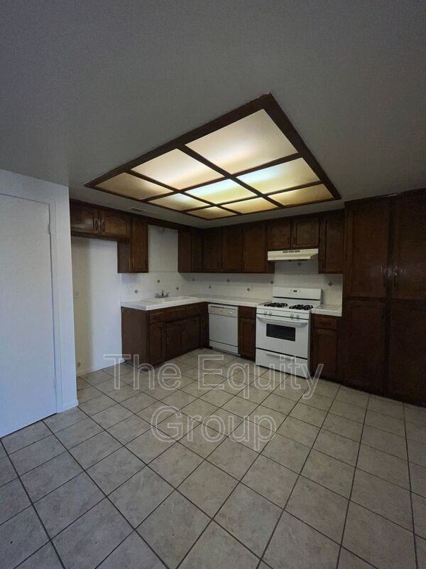 1331 S Court St - Photo 3 of 12