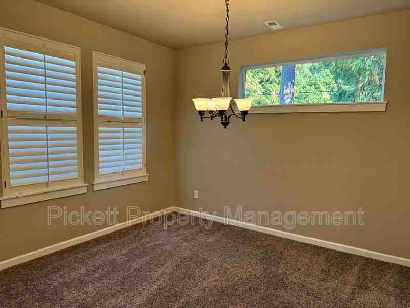 2614 Ne Noll Valley Loop - Photo 4 of 28