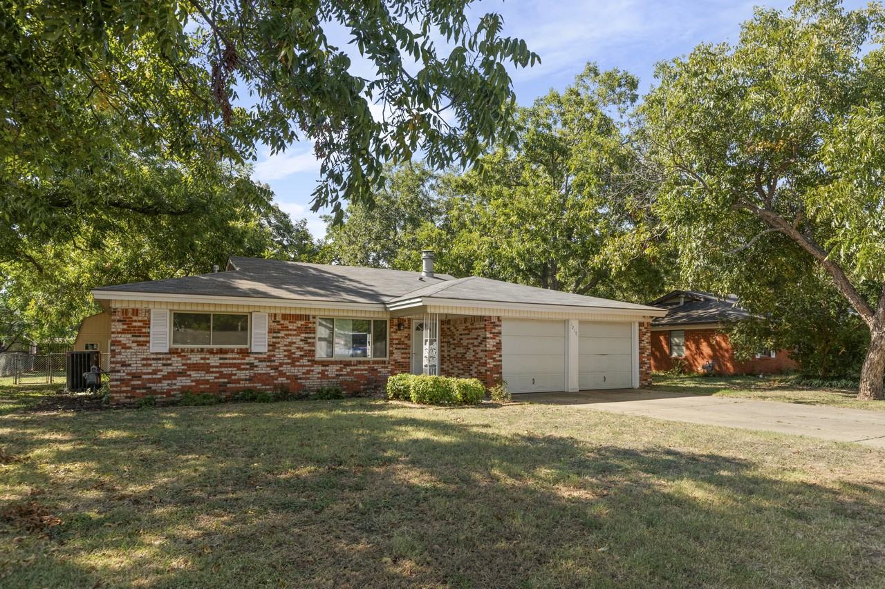 1217 Walker Dr - Photo 2 of 29