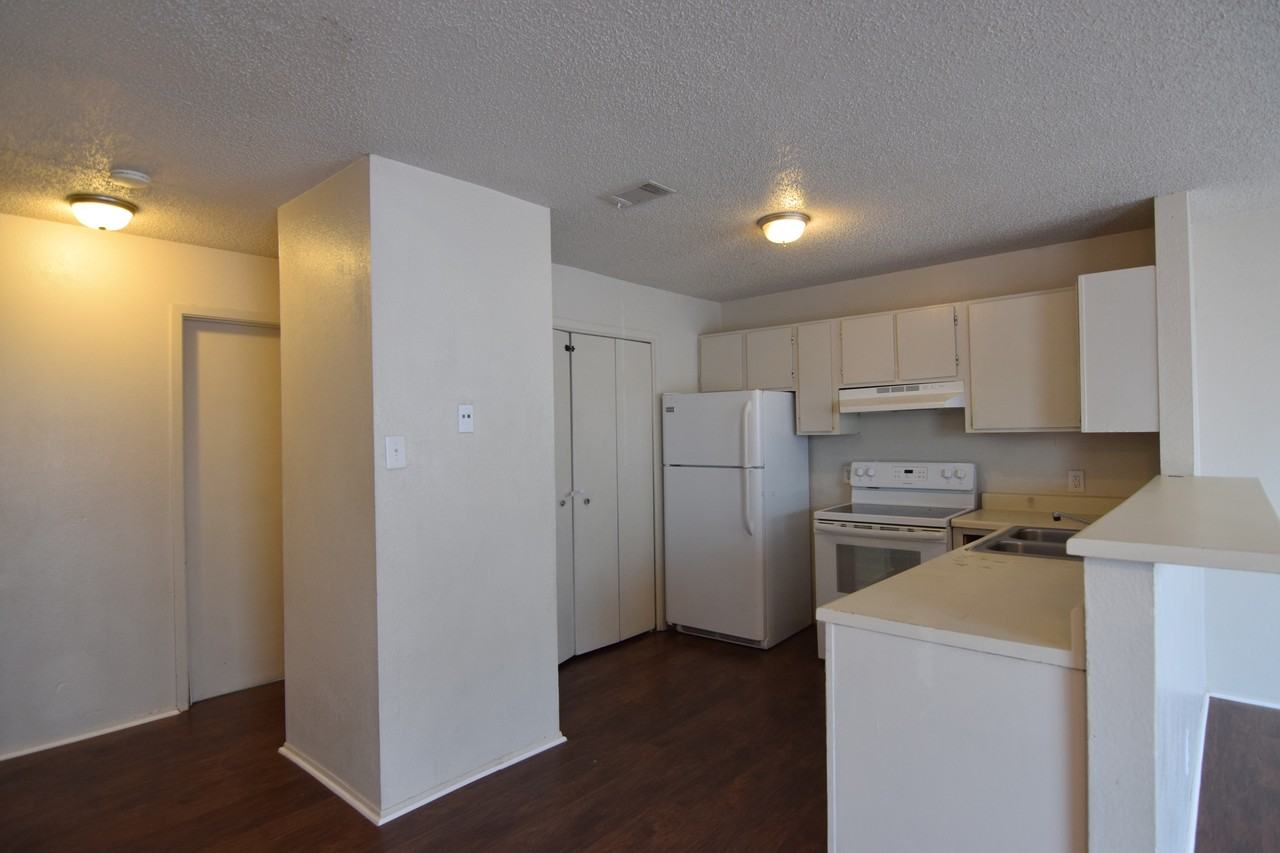 705 W Avenue D - Photo 2 of 9