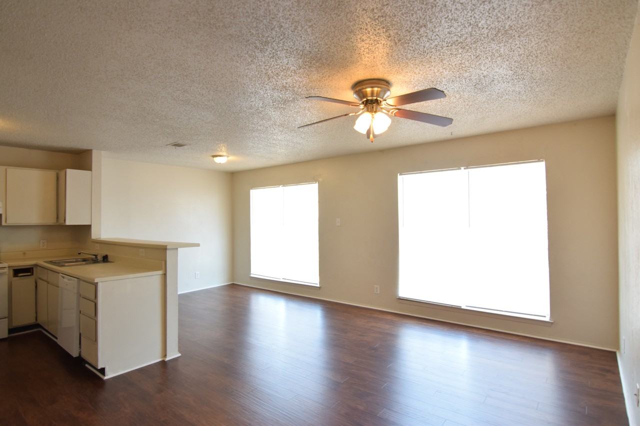 705 W Avenue D - Photo 3 of 9