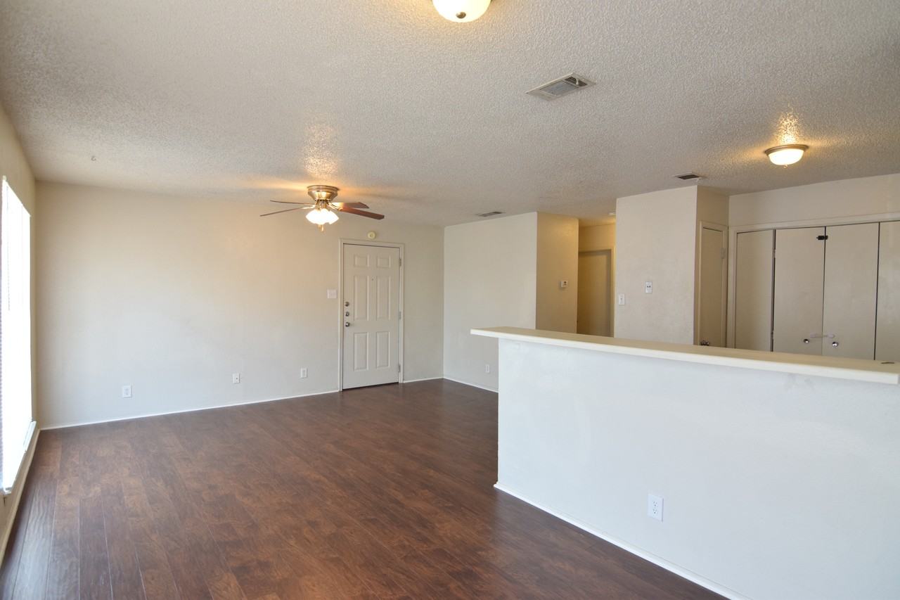 705 W Avenue D - Photo 5 of 9