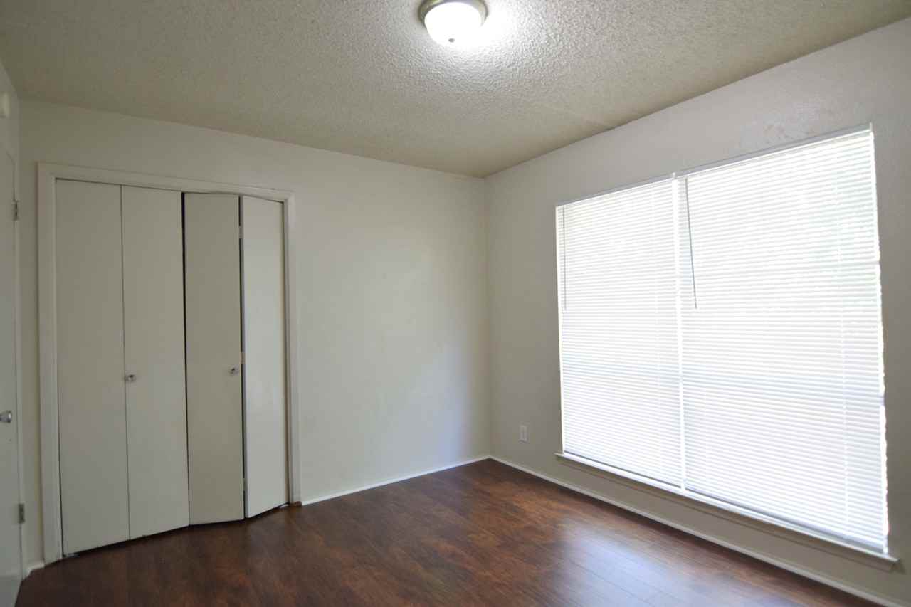 705 W Avenue D - Photo 7 of 9