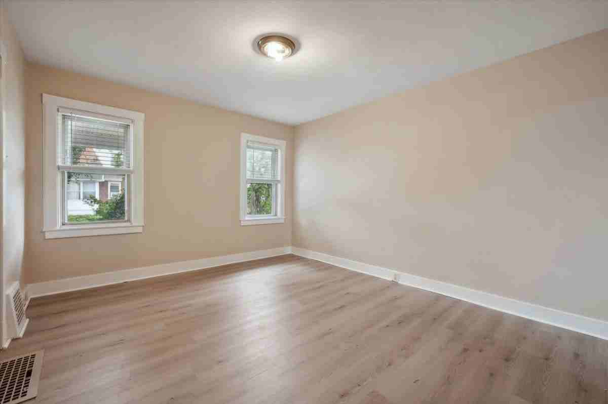 527 Saude Ave - Photo 2 of 13