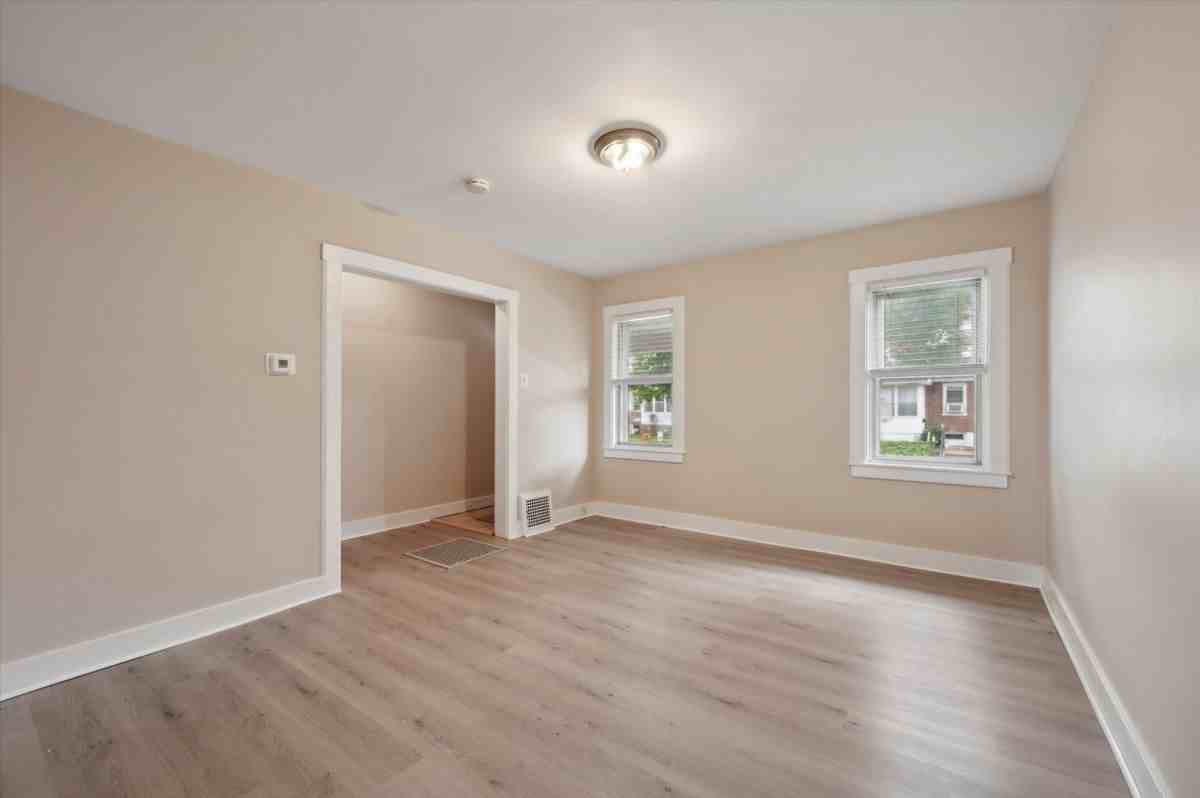 527 Saude Ave - Photo 3 of 13