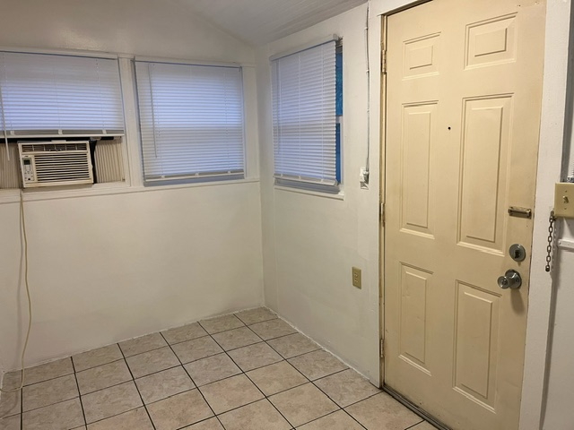 1018 7th St #3 - Photo 3 of 12