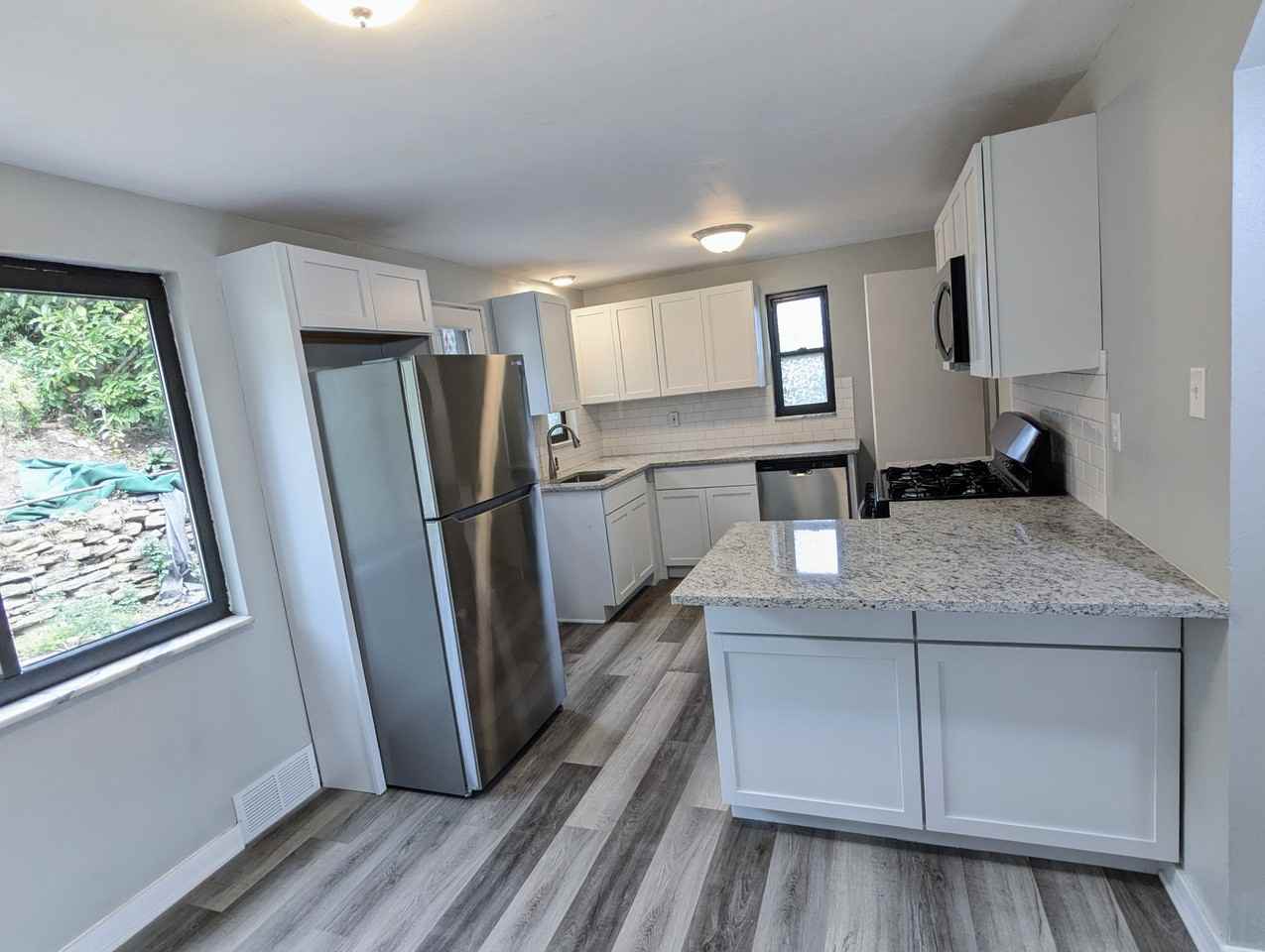 270 Laveton Ave #NA - Photo 3 of 7