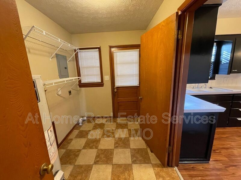 1852 S Pickwick Ave - Photo 7 of 11