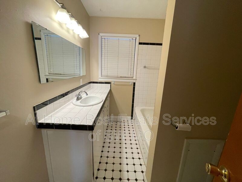 1852 S Pickwick Ave - Photo 6 of 11