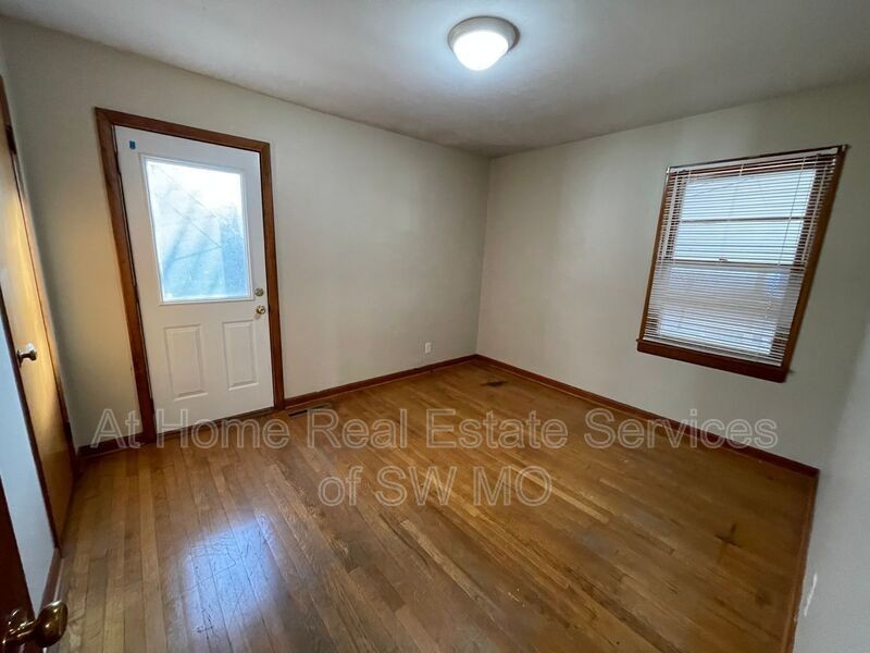 1852 S Pickwick Ave - Photo 5 of 11