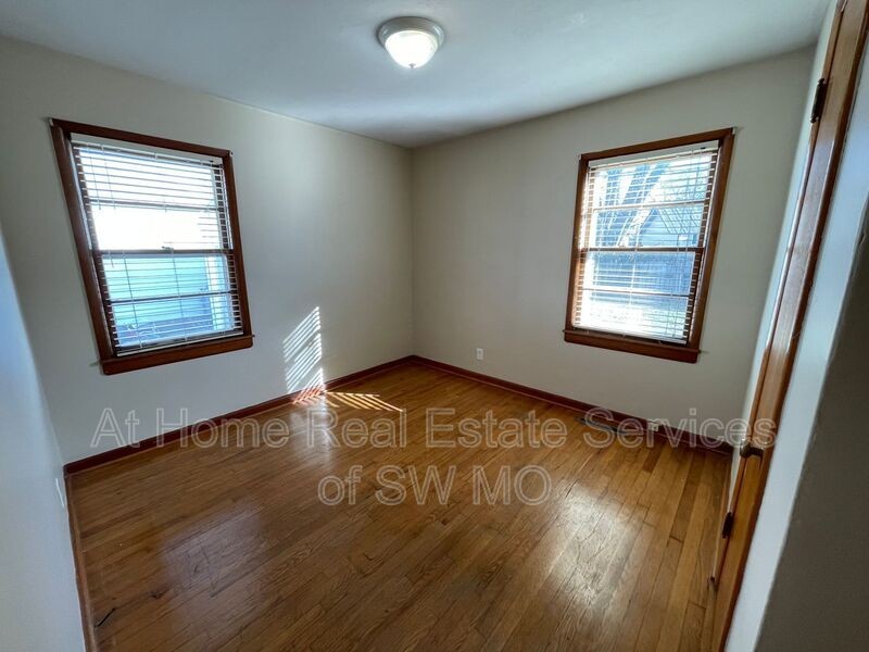 1852 S Pickwick Ave - Photo 4 of 11