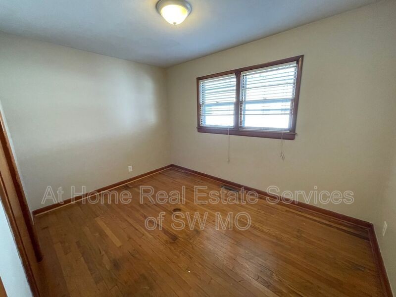 1852 S Pickwick Ave - Photo 3 of 11