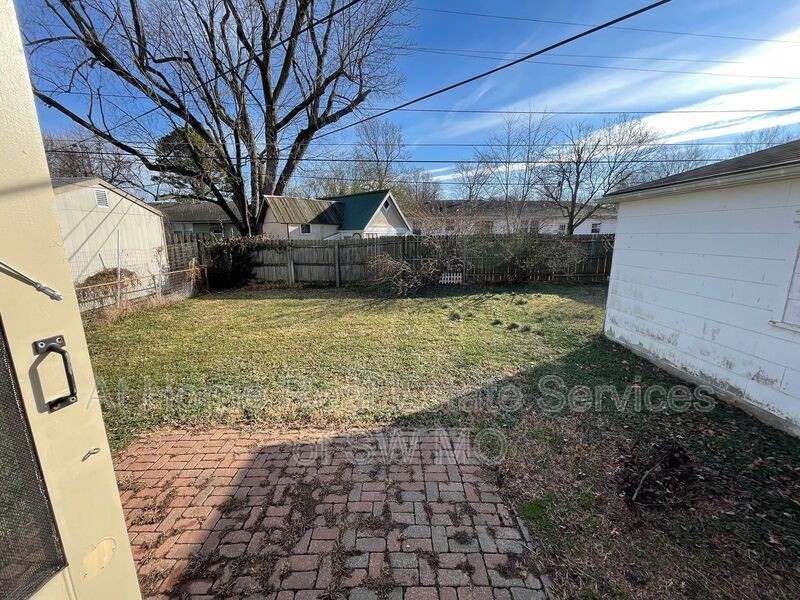 1852 S Pickwick Ave - Photo 2 of 11