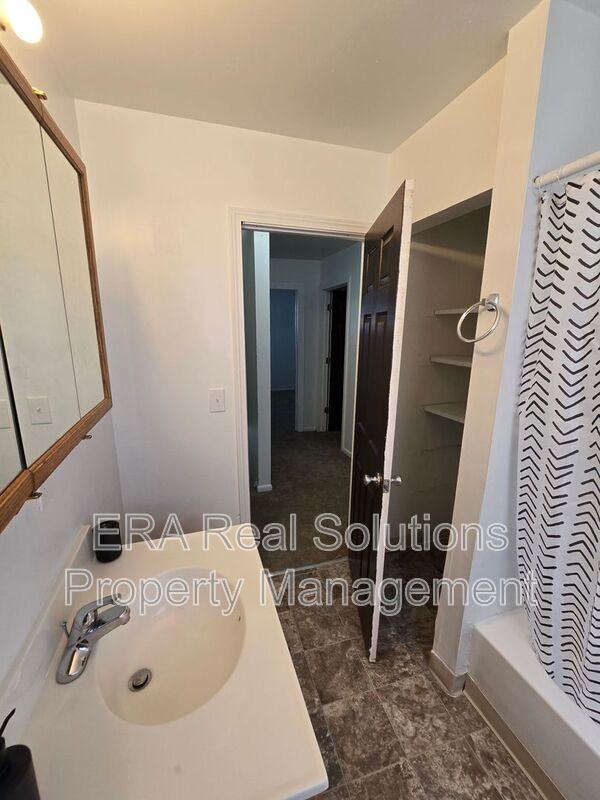 240 N Southampton Ave - Photo 3 of 16