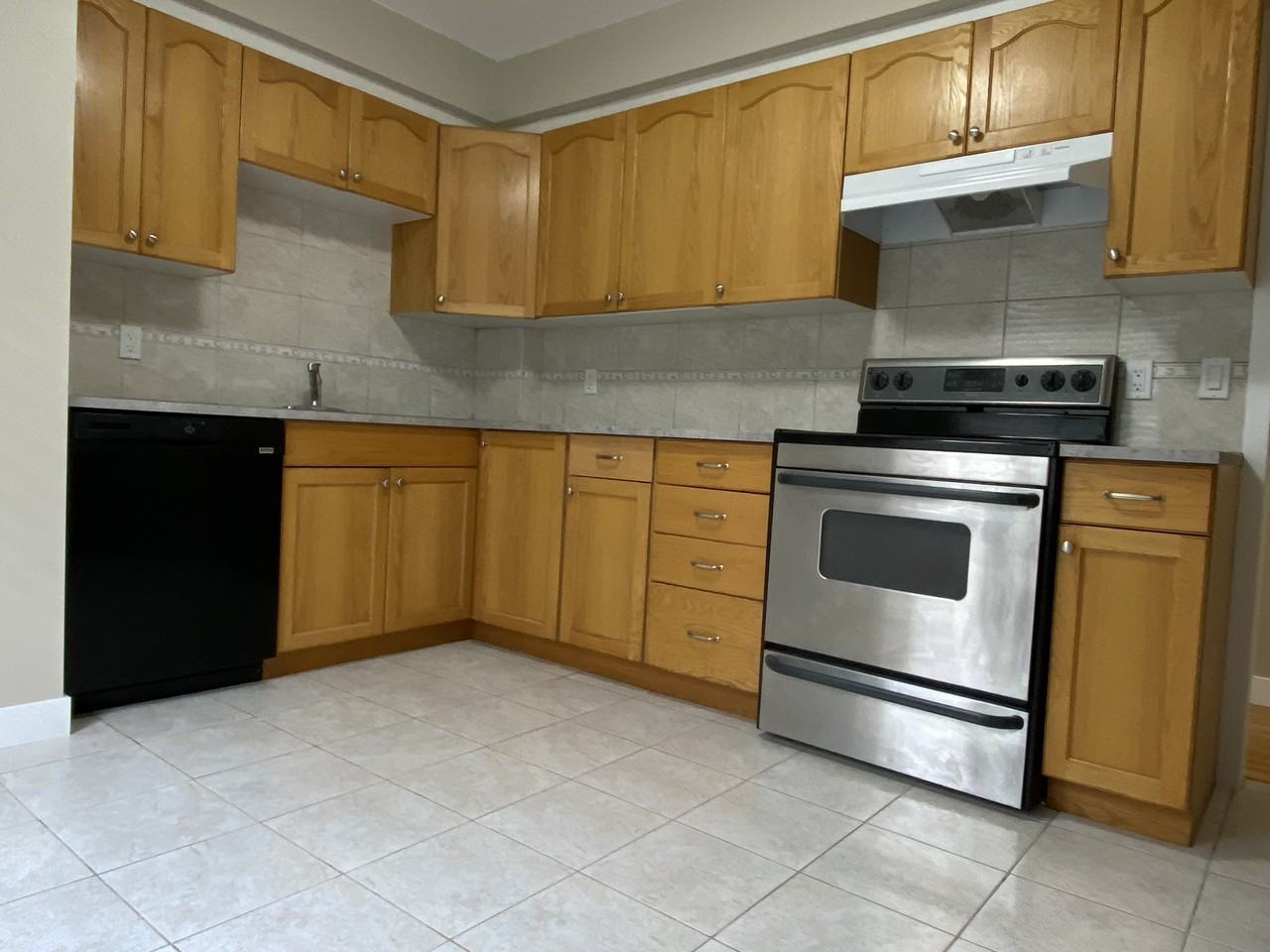 438 24 Avenue Northeast - Photo 2 of 9