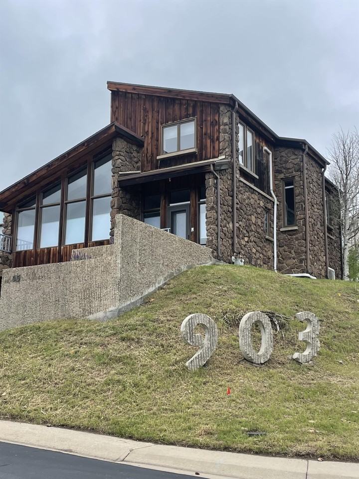 903 S Coors Dr - Photo 2 of 36