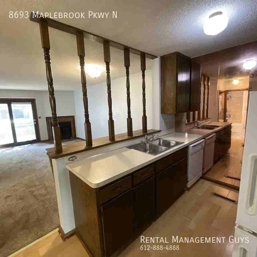 8693 Maplebrook Pkwy N - Photo 3 of 25