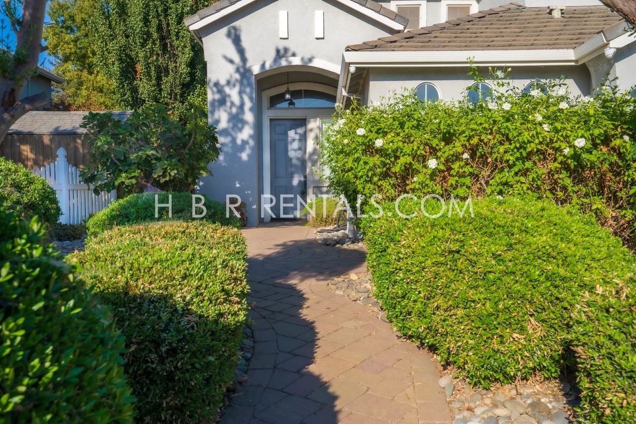 422 Meyenberg Ave - Photo 3 of 36