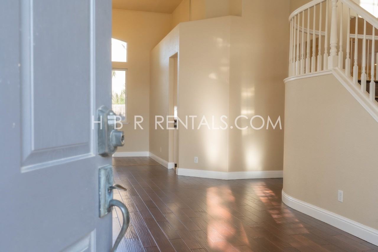 422 Meyenberg Ave - Photo 4 of 36