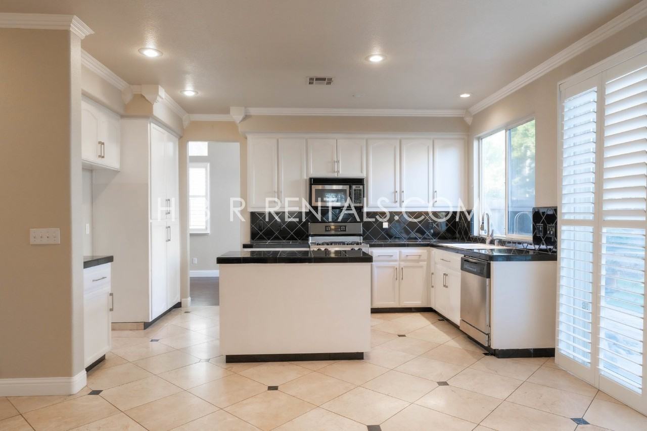 422 Meyenberg Ave - Photo 7 of 36