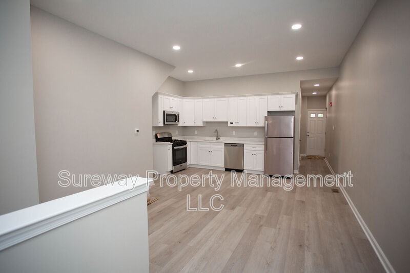 1032A Collings Ave - Photo 2 of 27