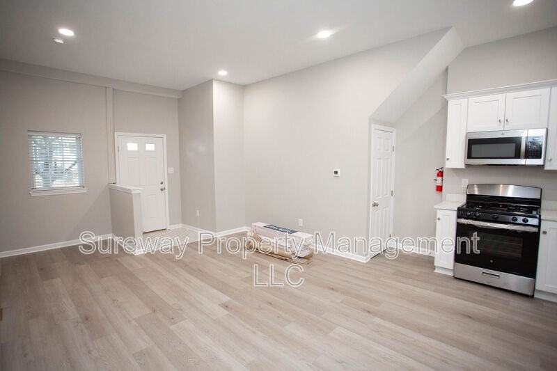 1032A Collings Ave - Photo 6 of 27