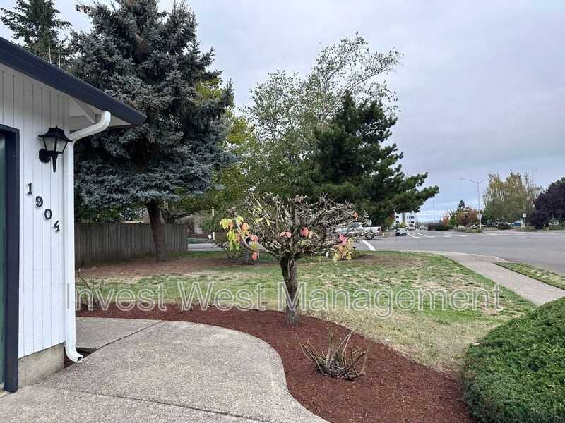 1904 Se Blairmont Dr - Photo 3 of 37