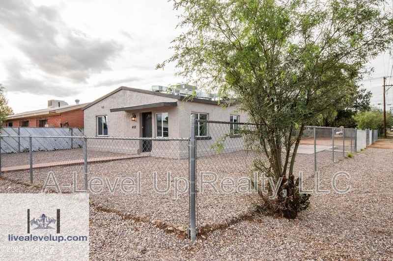 402 E 33rd St - Photo 3 of 32