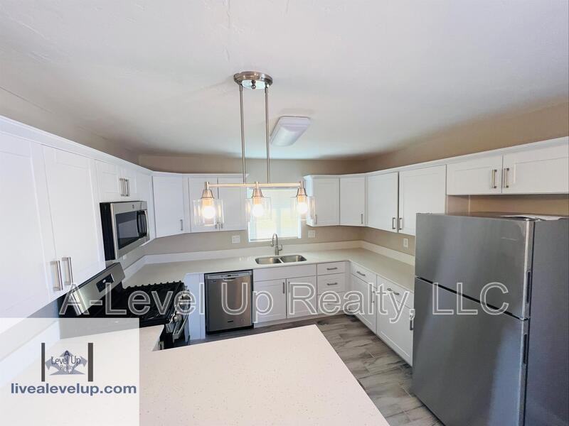 402 E 33rd St - Photo 4 of 32