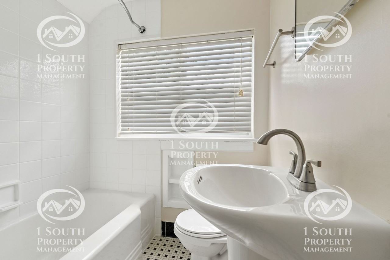 300 Thornhill Cir - Photo 3 of 24