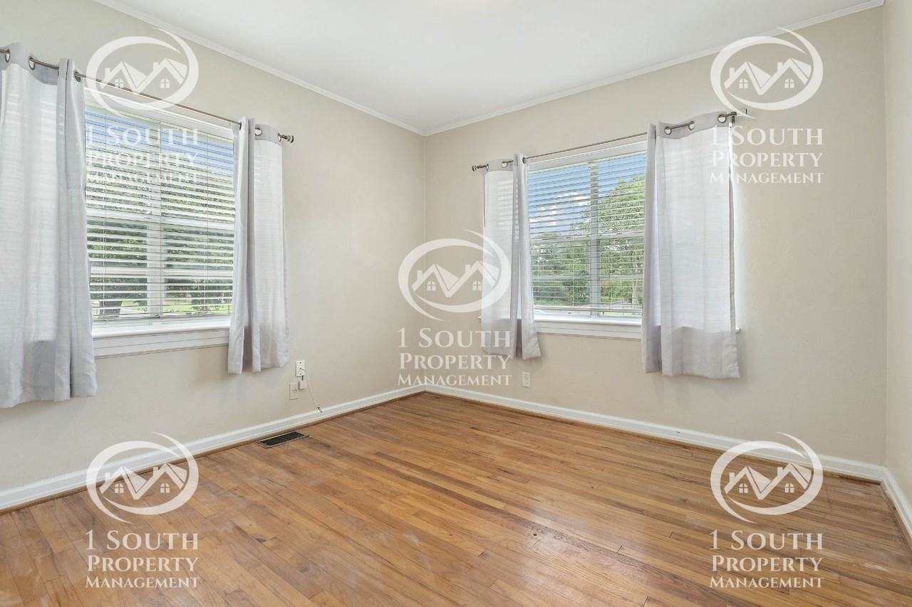 300 Thornhill Cir - Photo 2 of 24