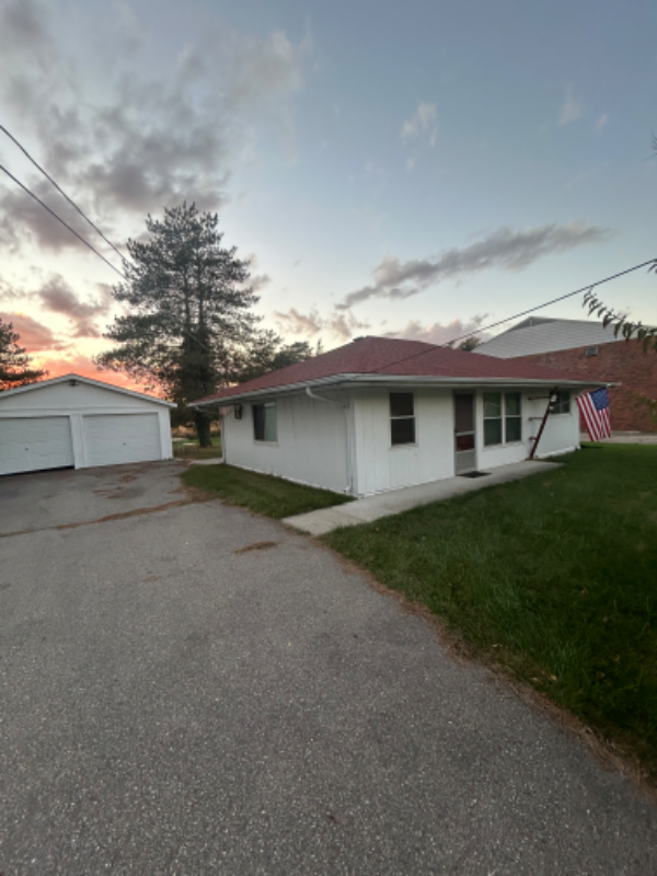 1181 N Elms Rd - Photo 2 of 13