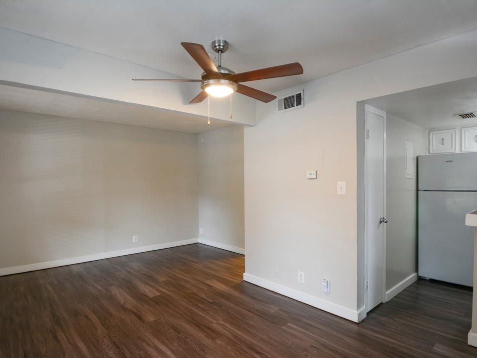 E 22nd St & Maple Ave #224 - Photo 3 of 16