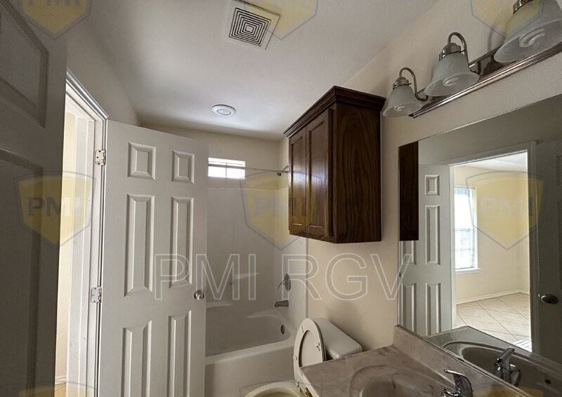 301 W Albatross Ave - Photo 4 of 25