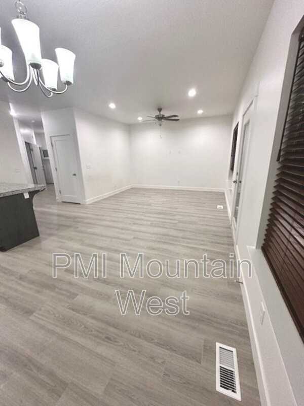 4924 E Breezy Patch Rd - Photo 4 of 26