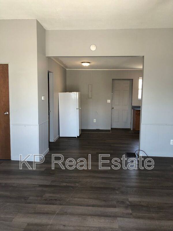 28 Main St W - Photo 2 of 11