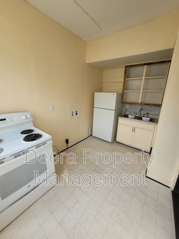 636 Powell St - Photo 2 of 11